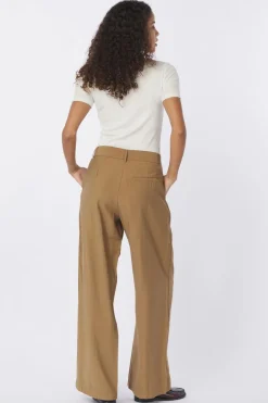 Broek Perry-AWARE New