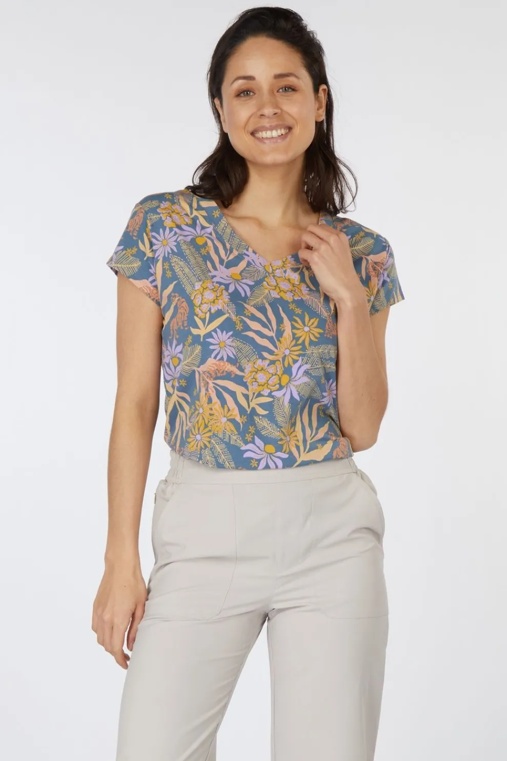 T-Shirt Neha V-Neck Tee-Sherpa Fashion